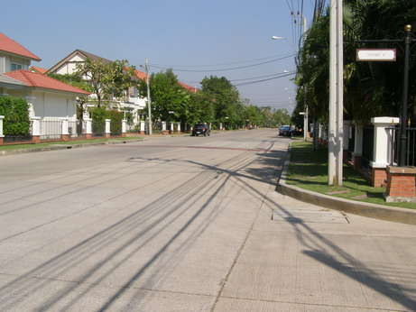 ถนนเมนหมู่บ้านกว้าง 12 เมตร