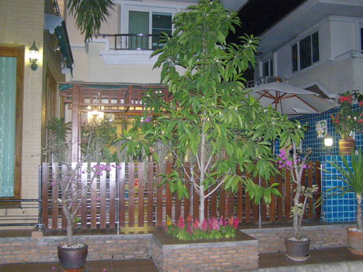 ภายนอกบ้านด้านหลัง (ภายในเป็นสวนกล้วยไม้หรือระเบียงชั้นล่างสำหรับพักผ่อน